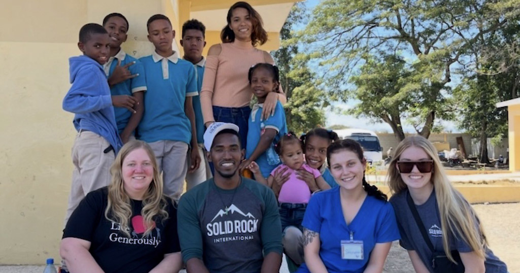 IU School of Nursing students pose for a photo with Dominican Republic students in the barrios.